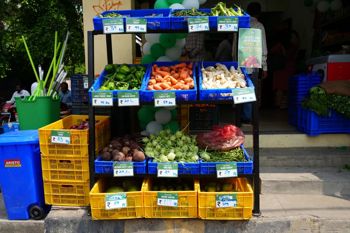 I get fresh fruits and vegetables daily from Jumbotail. It brings customers back every day.